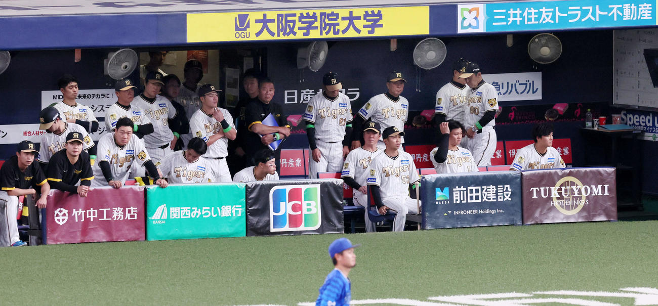 阪神対DeNA　本拠地初戦に敗れロッカールームへ引き揚げる岡田監督（右から2人目）（撮影・加藤哉）