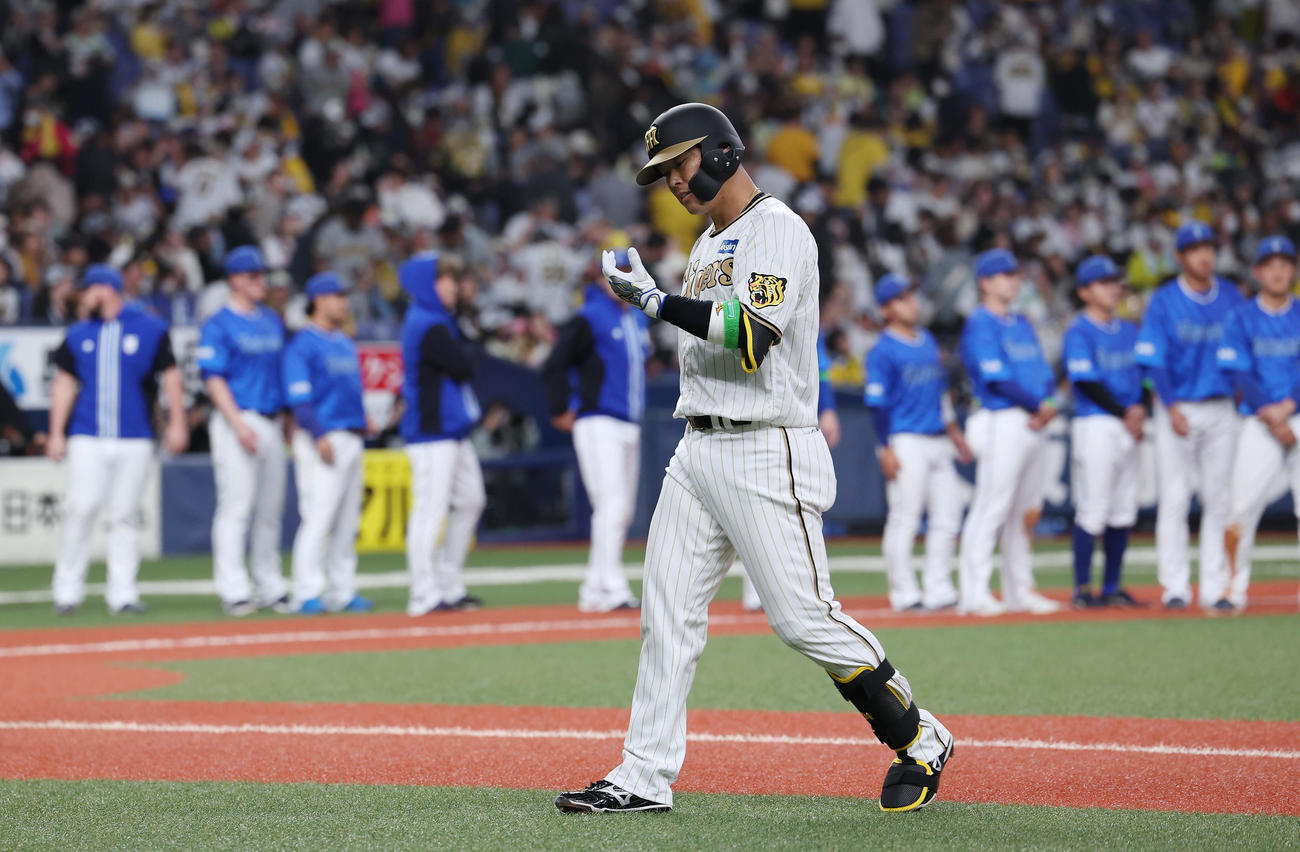 阪神対DeNA 9回裏阪神2死一、二塁、代打原口が三ゴロに倒れ試合終了となる（撮影・前田充）