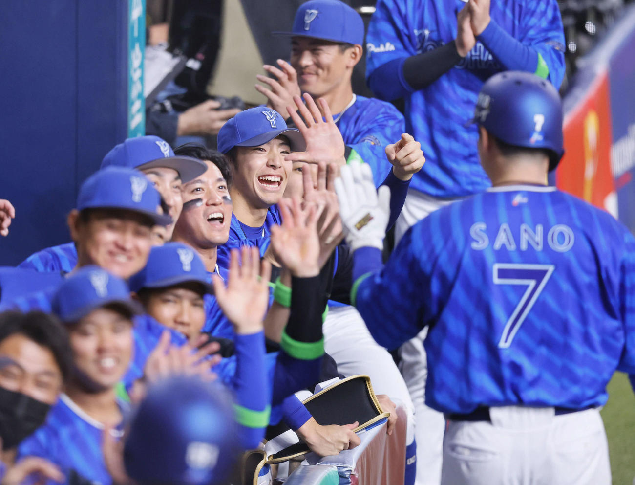 阪神対DeNA 1回表DeNA2死満塁、山本祐大の走者一掃の三塁打で生還した佐野を迎える度会（左中央）らDeNAナイン（撮影・藤尾明華）