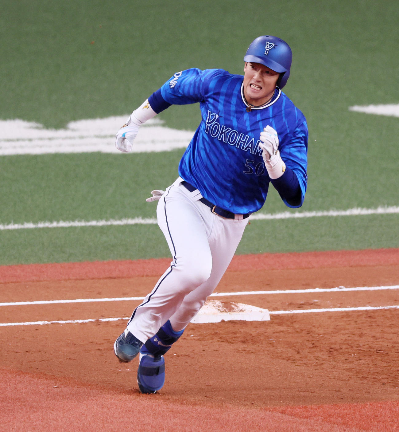 阪神対DeNA 1回表DeNA2死満塁、山本は右適時三塁打を放つ（撮影・加藤哉）