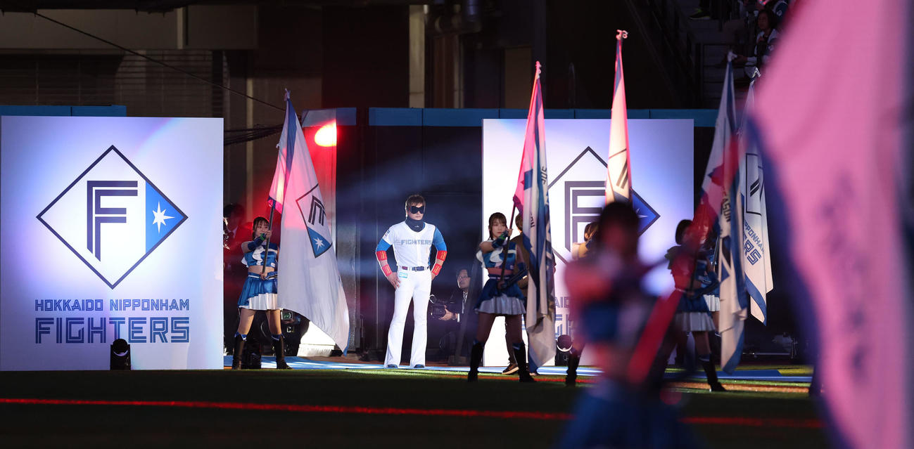 日本ハム対楽天　試合前、開幕セレモニーに登場する日本ハム新庄監督（中央）（撮影・佐藤翔太）