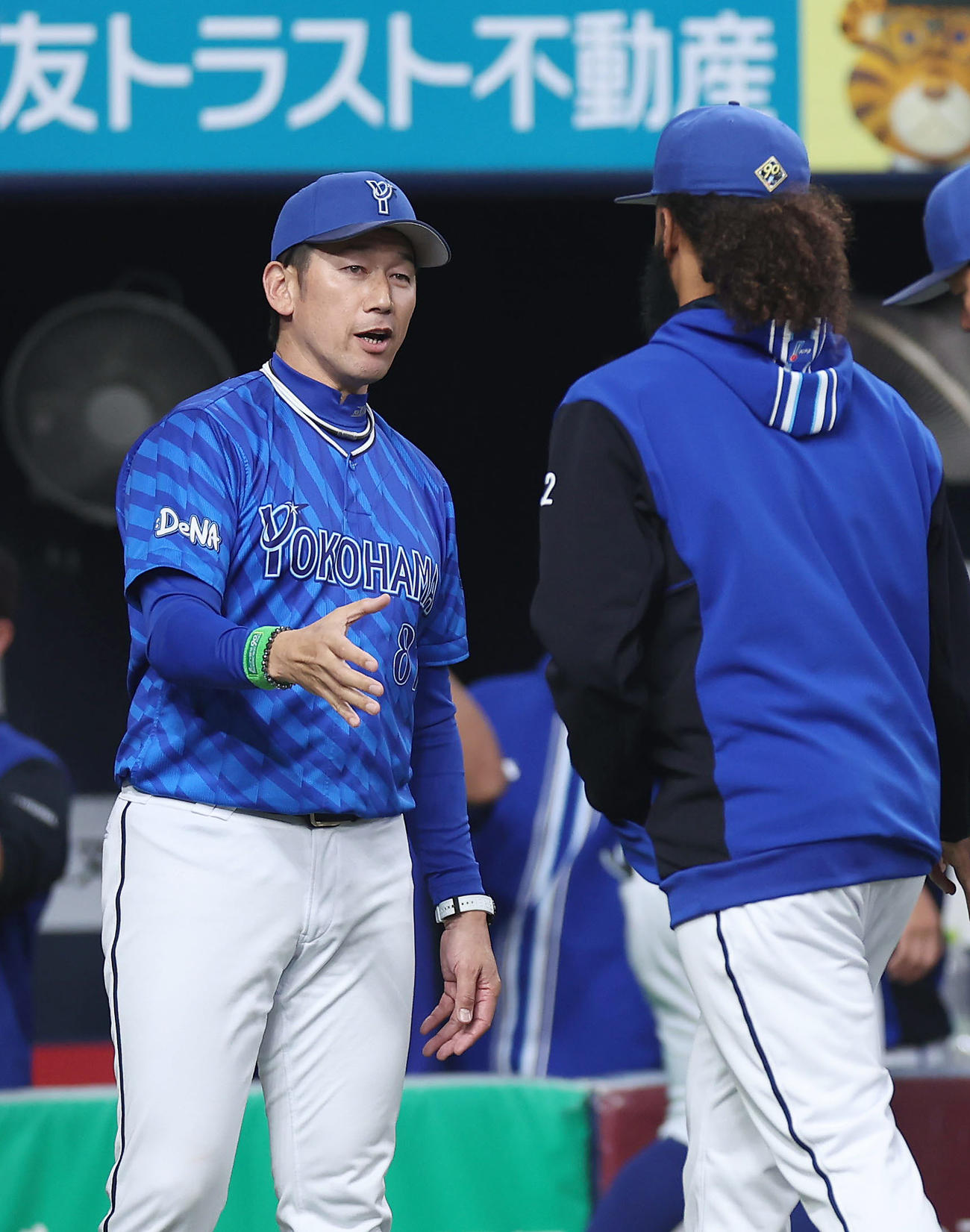 阪神対DeNA　初勝利を挙げたDeNAジャクソン（右）を握手で迎える三浦監督（撮影・前田充）