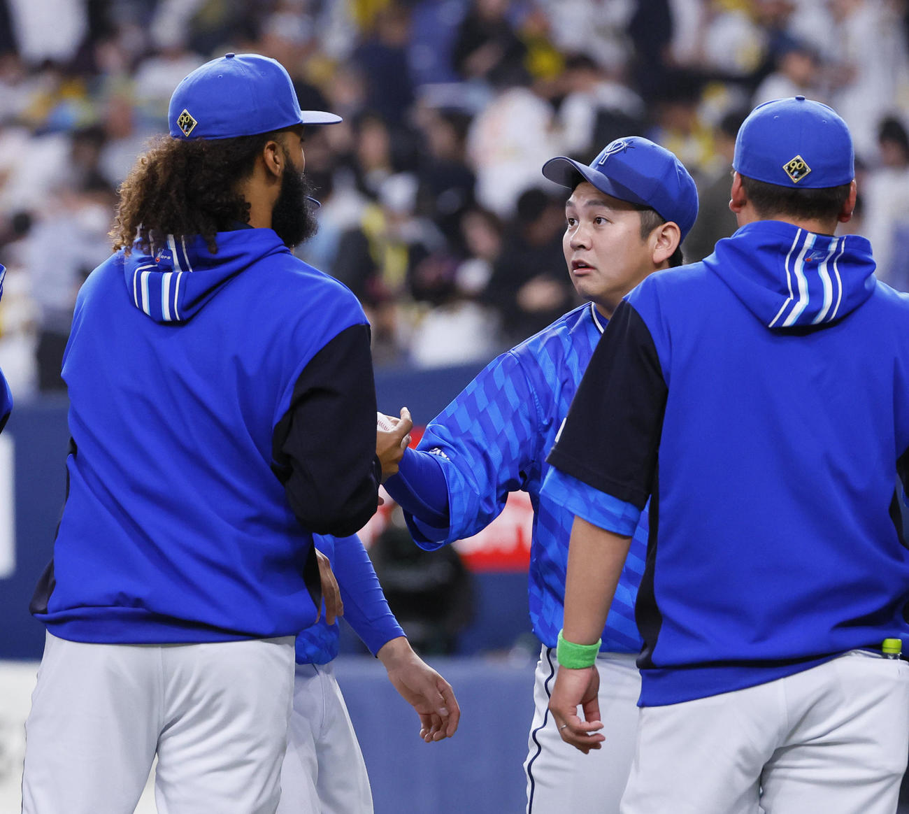 阪神対DeNA　来日初勝利を飾ったジャクソンに勝利球を渡すDeNA山崎（中央）（撮影・藤尾明華）