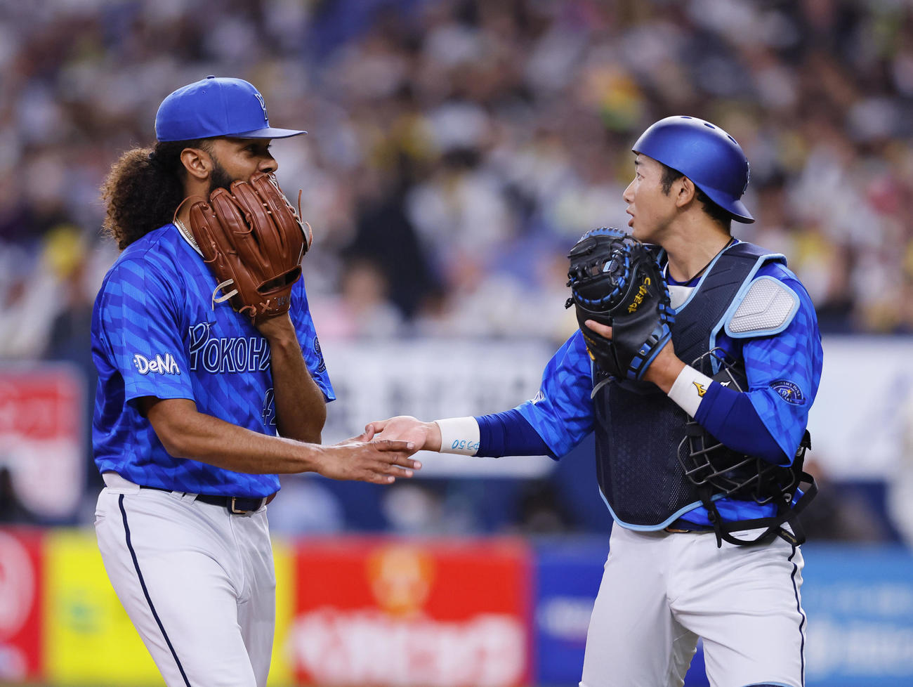 阪神対DeNA 1回を終えタッチを交わすDeNAジャクソン（左）と山本（撮影・藤尾明華）