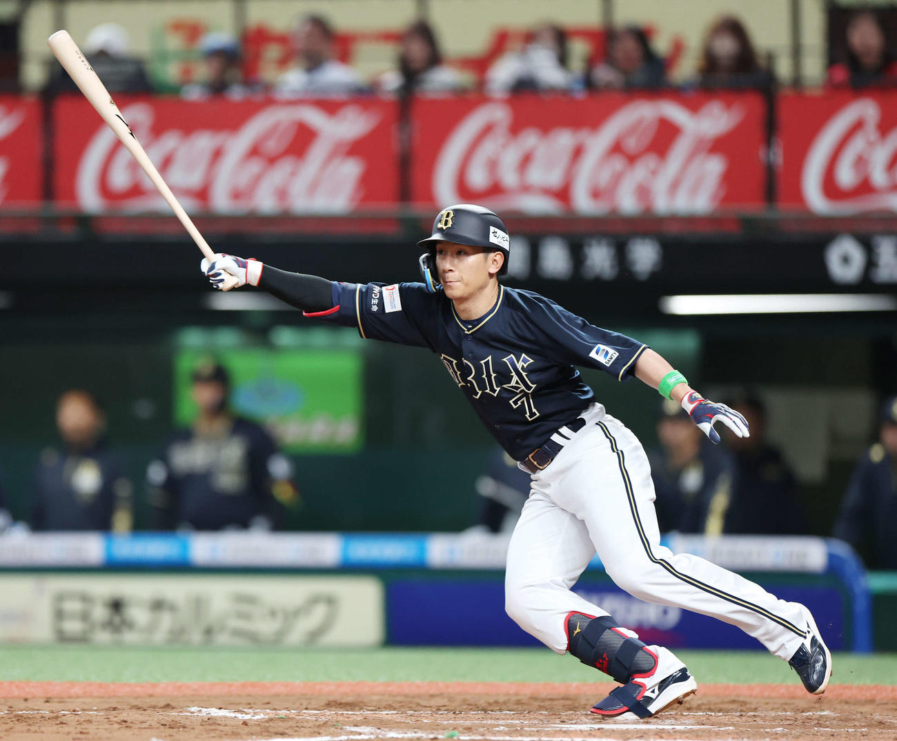 西武対オリックス　7回表オリックス無死一、二塁、左前適時打を放つ西川（撮影・宮地輝）