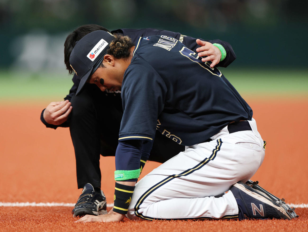 西武対オリックス　2回裏西武無死一塁、佐藤龍の左前打の際、痛めた宗（撮影・宮地輝）