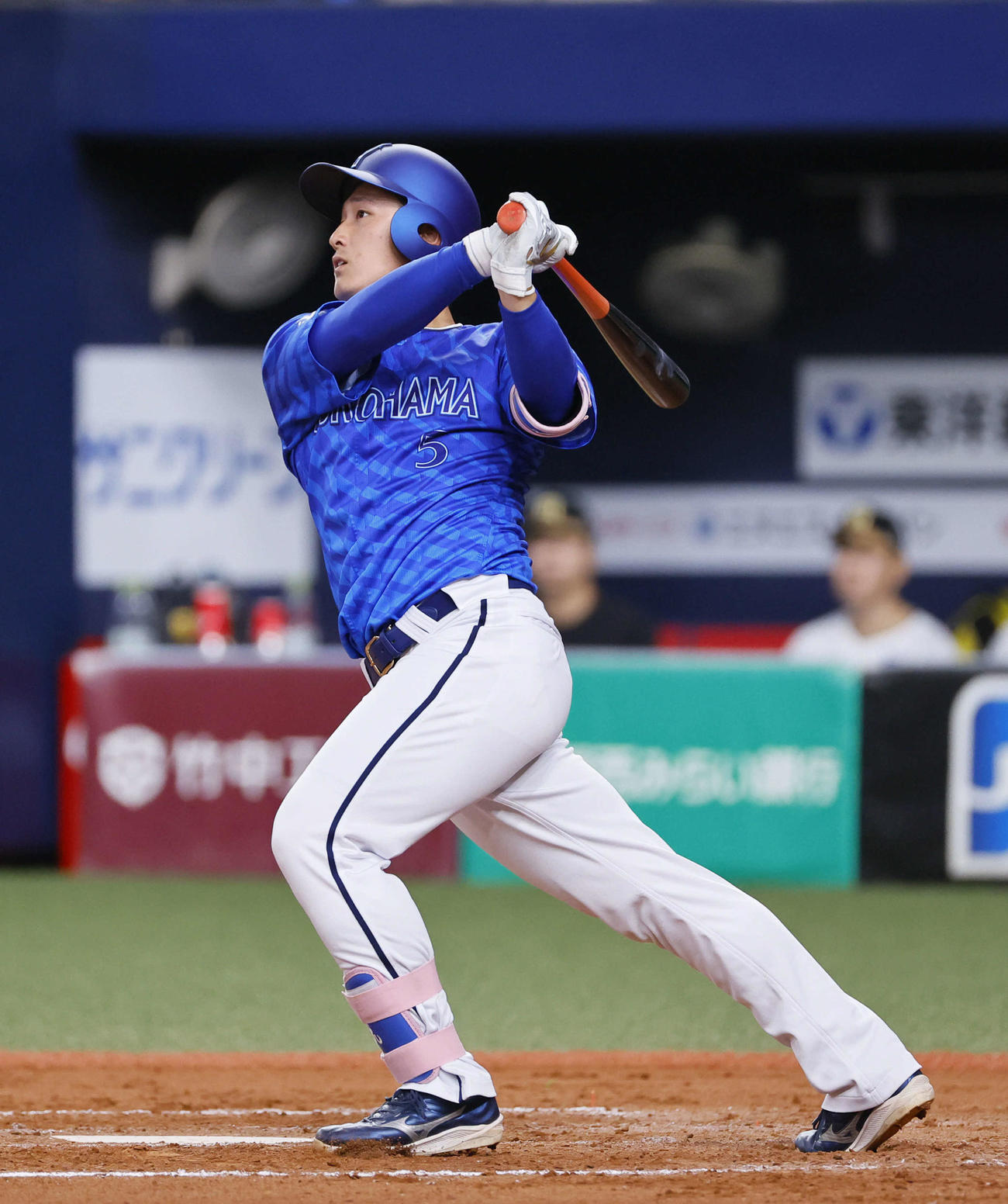 阪神対DeNA 9回表DeNA1死、松尾は左越えにプロ初安打となる二塁打を放つ（撮影・藤尾明華）