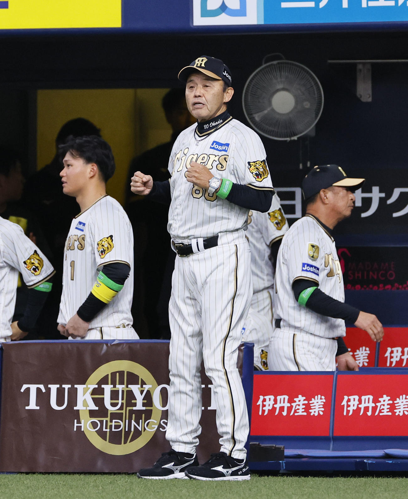 阪神対DeNA 9回裏阪神1死一、　二塁、代走を告げる岡田監督（撮影・藤尾明華）
