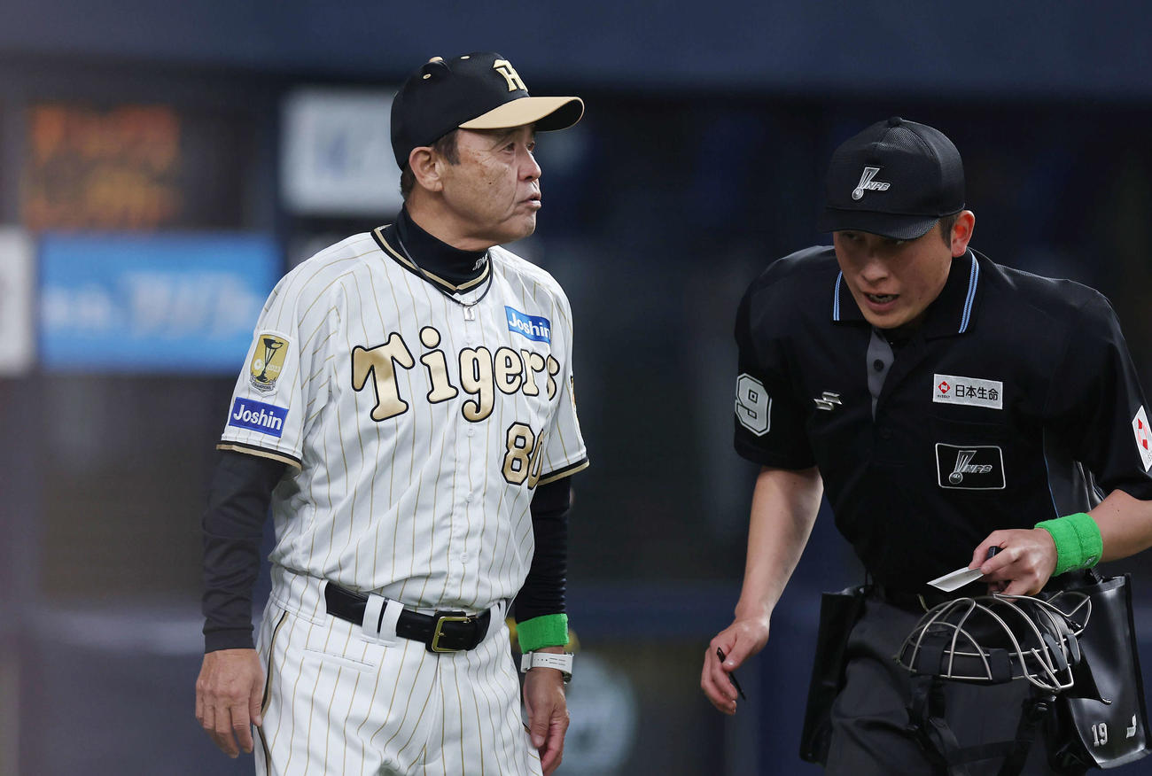 阪神対DeNA 4回表、選手交代を告げる阪神岡田監督（左）（撮影・前田充）