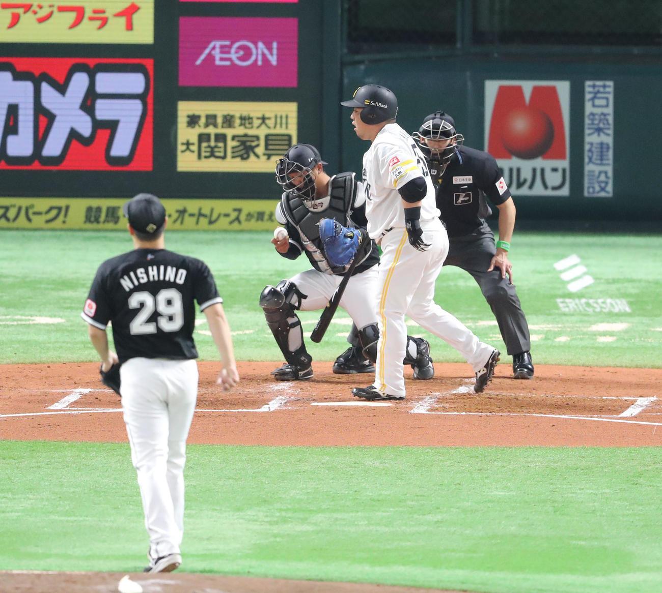 ソフトバンク対ロッテ　2回裏ソフトバンク無死、山川は四球を選び一塁へ歩く（撮影・梅根麻紀）