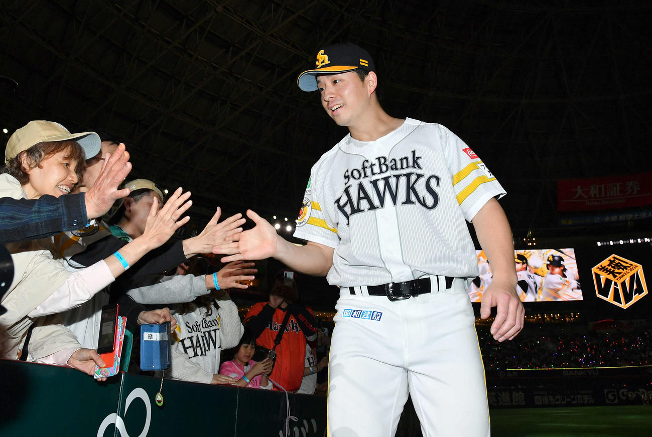 ソフトバンク対ロッテ　ロッテに勝利し、ファンと笑顔でタッチを交わす大関（撮影・岩下翔太）