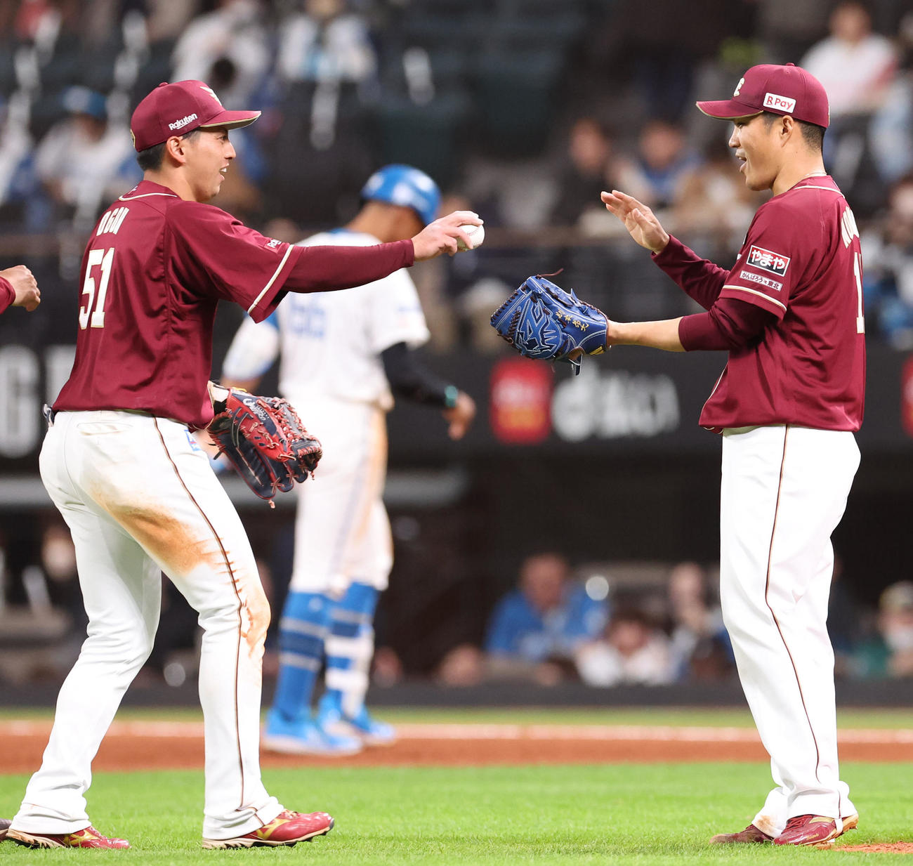日本ハム対楽天　9回裏日本ハム2死、万波を右飛に仕留め小郷（左）からプロ初セーブのボールを受けとる則本（撮影・佐藤翔太）