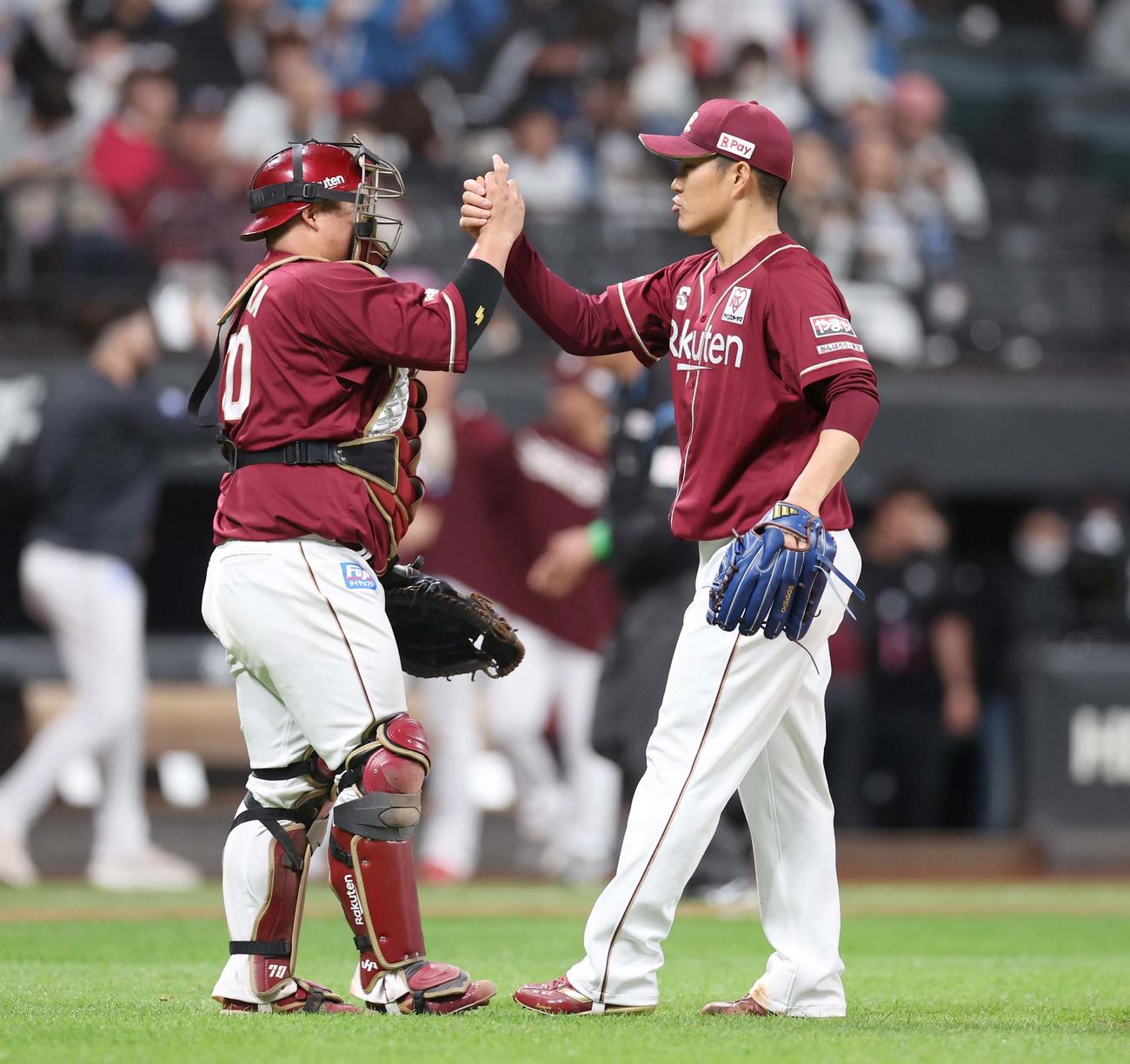 日本ハム対楽天　試合後、石原（左）と握手する則本（撮影・黒川智章）