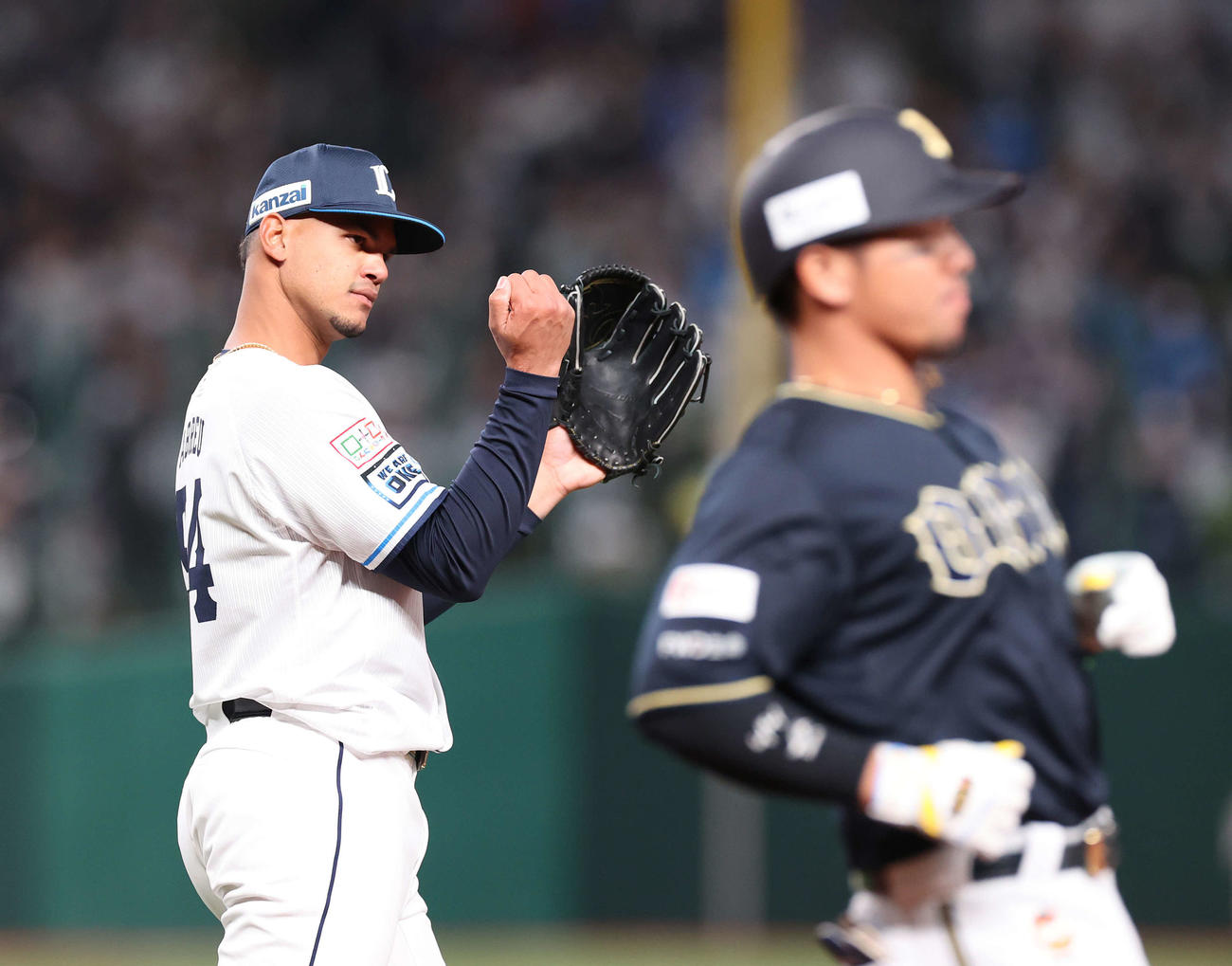 西武対オリックス　9回表オリックス2死、頓宮（手前）を二ゴロに仕留め、グラブをたたくアブレイユ（撮影・河野匠）