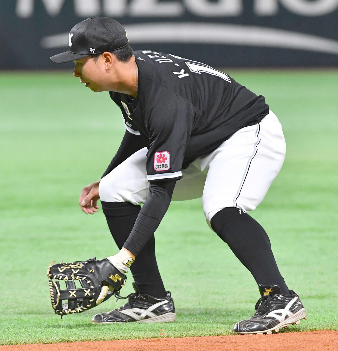 ソフトバンク対ロッテ　ノックを受ける上田（撮影・岩下翔太）
