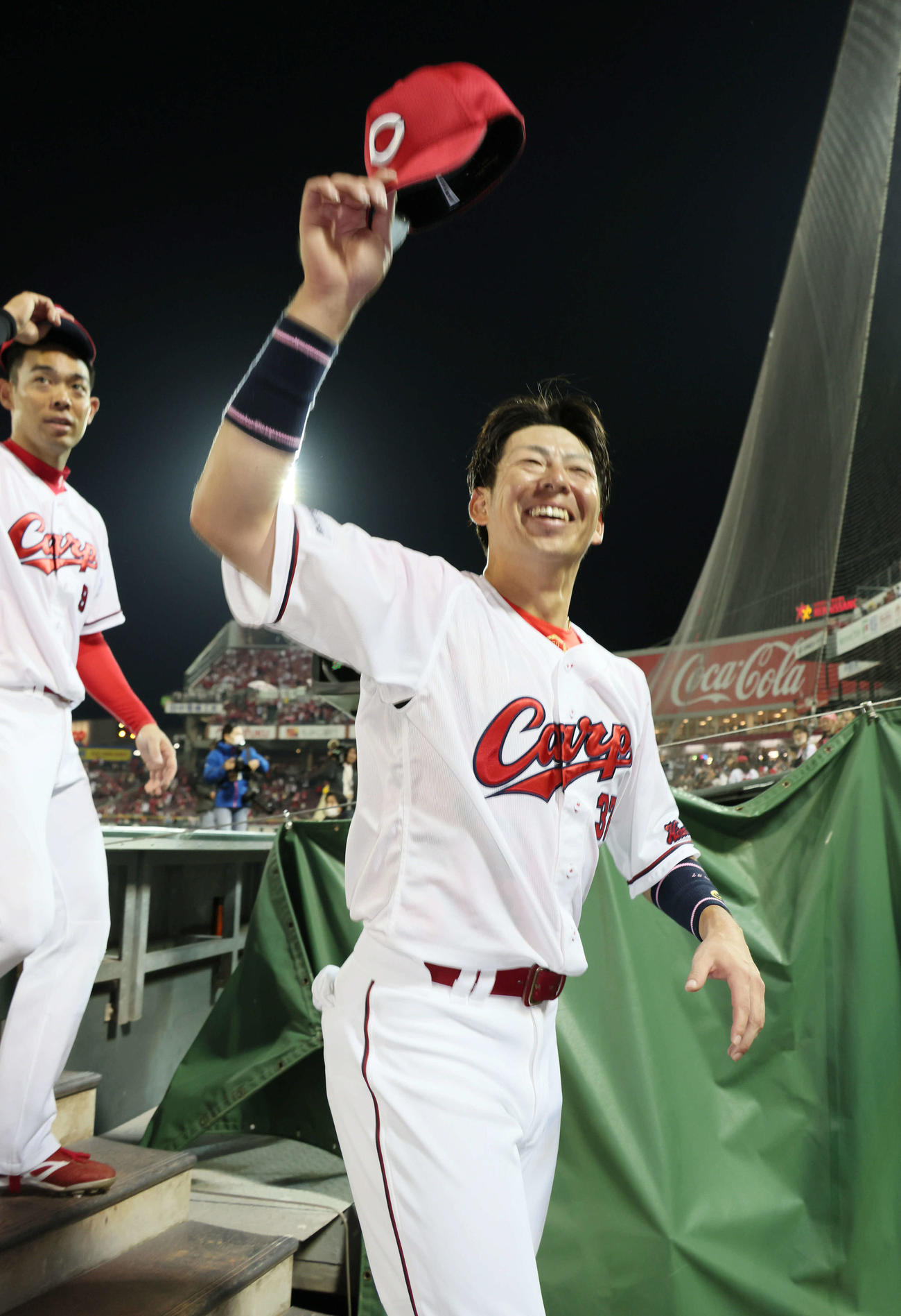 広島対ヤクルト　ファンの声援に応える野間。左は秋山（撮影・加藤孝規）