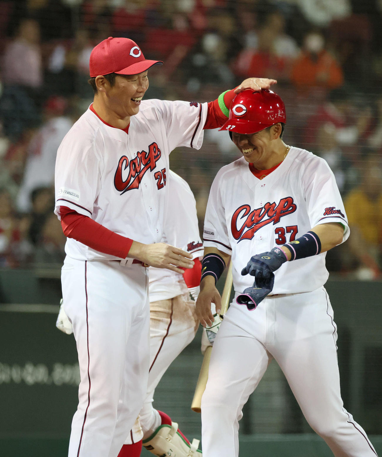 広島対ヤクルト　8回裏広島2死二塁、勝ち越しの右適時三塁打を放った野間を迎える新井監督（撮影・加藤孝規）
