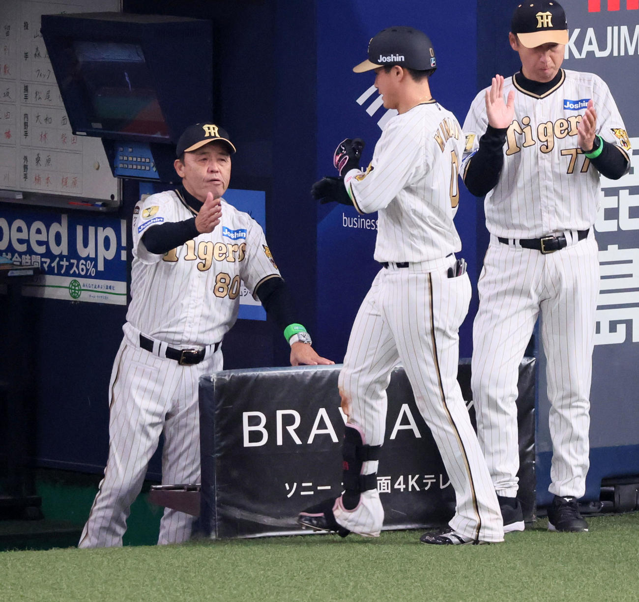 阪神対DeNA 7回裏阪神2死、右越えソロ本塁打を放った木浪（右）を迎える岡田監督（撮影・加藤哉）