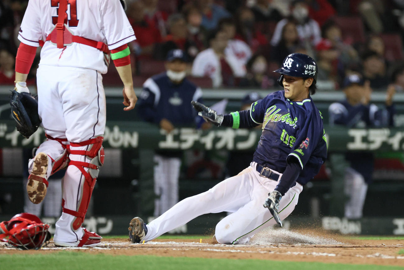 広島対ヤクルト　8回表ヤクルト1死二、三塁、西川の同点左犠飛で岩田が生還（撮影・加藤孝規）