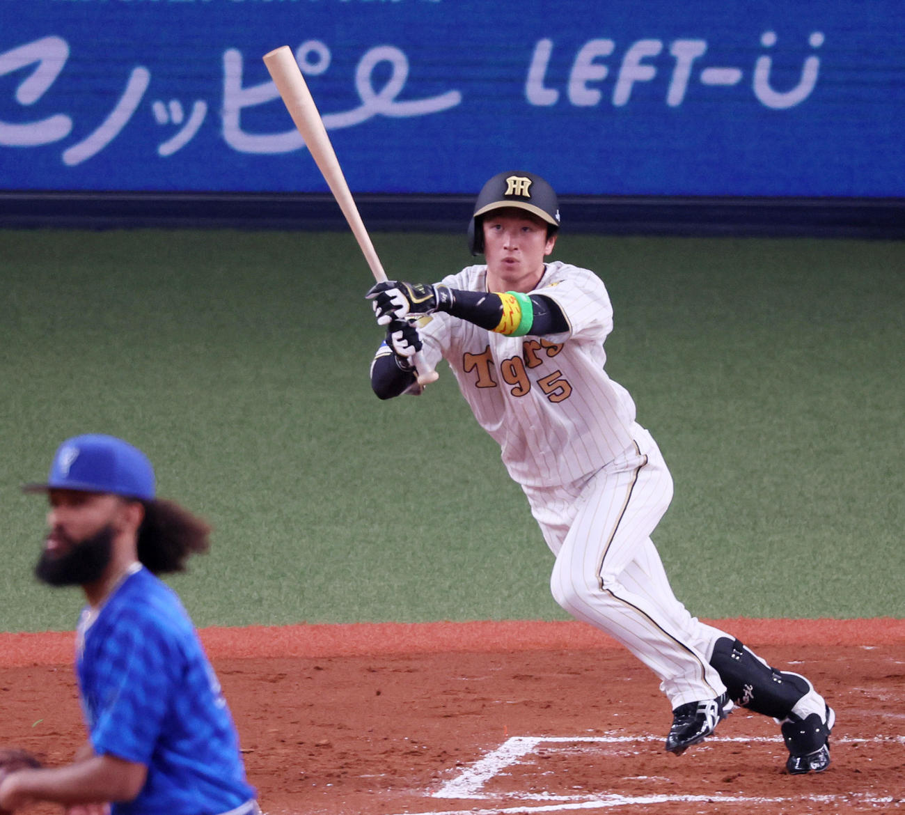 阪神対DeNA 1回裏阪神無死、近本は中へ三塁打を放つ。投手はジャクソン（撮影・加藤哉）