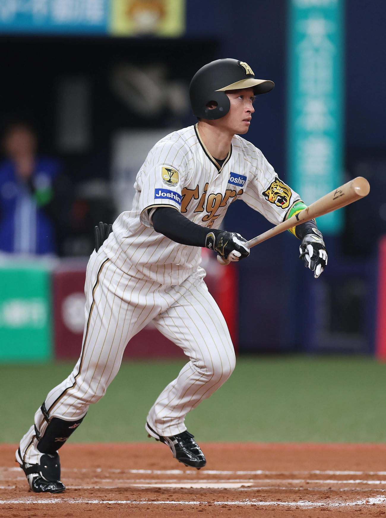 阪神対DeNA 8回裏阪神無死、右越え二塁打を放つ近本（撮影・前田充）