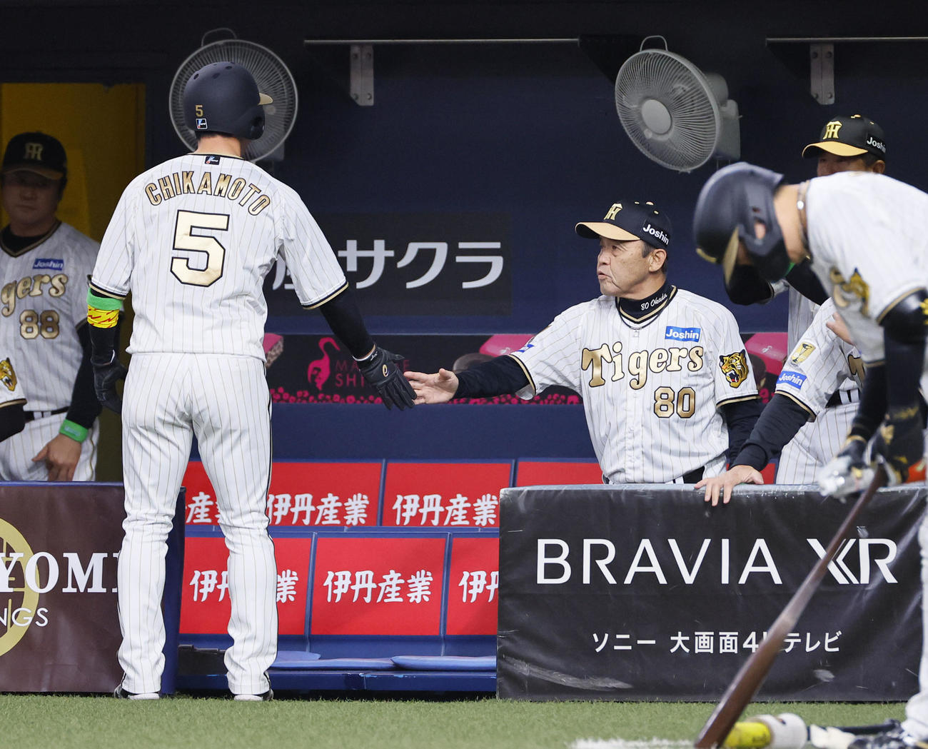 阪神対DeNA 8回裏阪神1死三塁、森下翔太の三ゴロで生還した近本を出迎える岡田監督（撮影・藤尾明華）