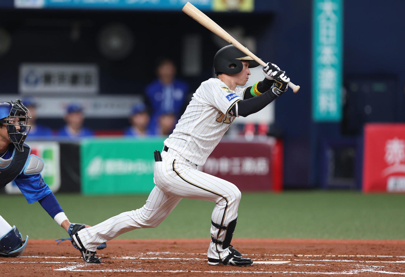 阪神対DeNA 1回裏阪神無死、右中間へ三塁打を放つ近本（撮影・前田充）