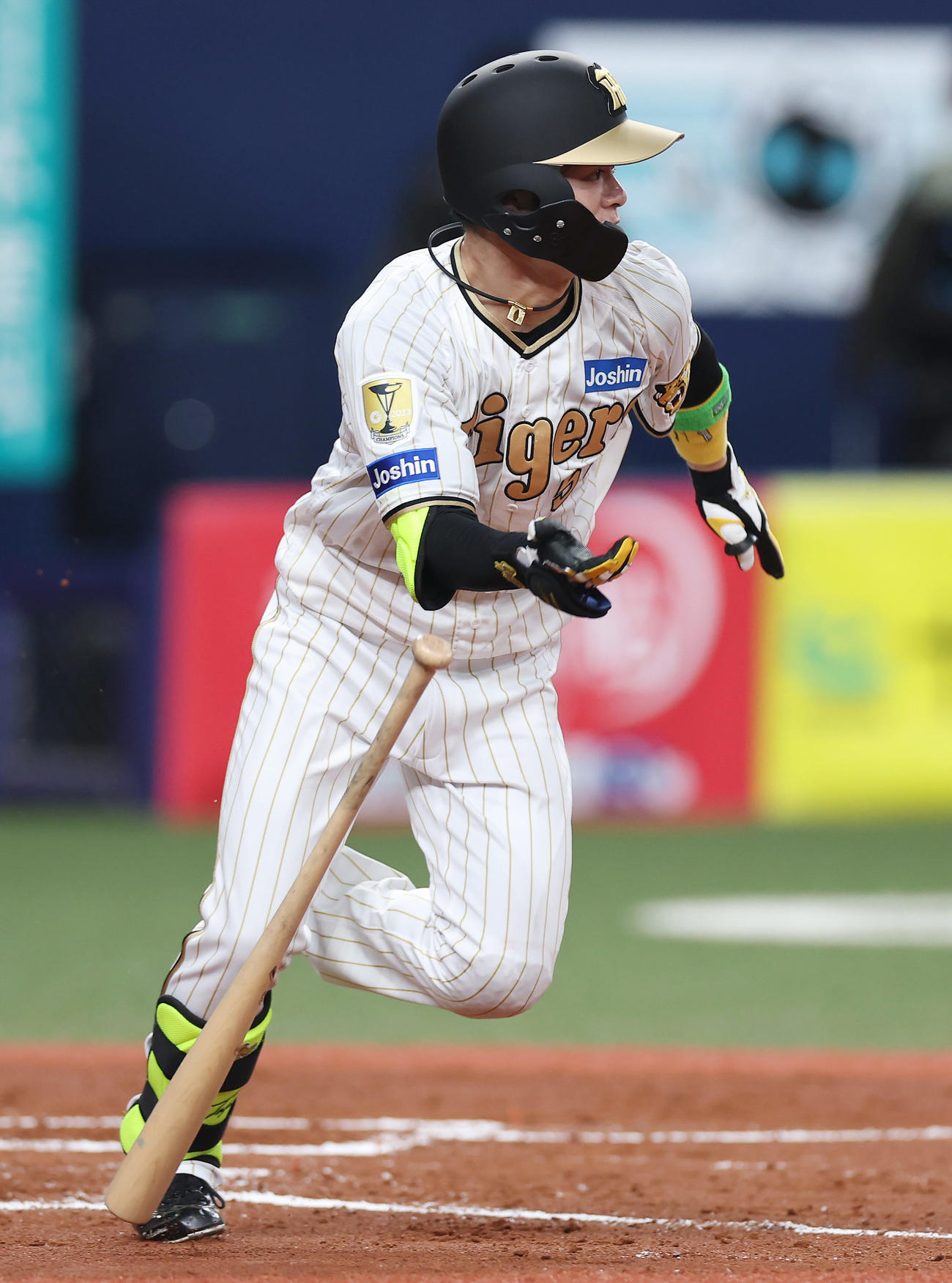 阪神対DeNA 1回裏阪神無死三塁、中前適時打を放つ中野（撮影・前田充）