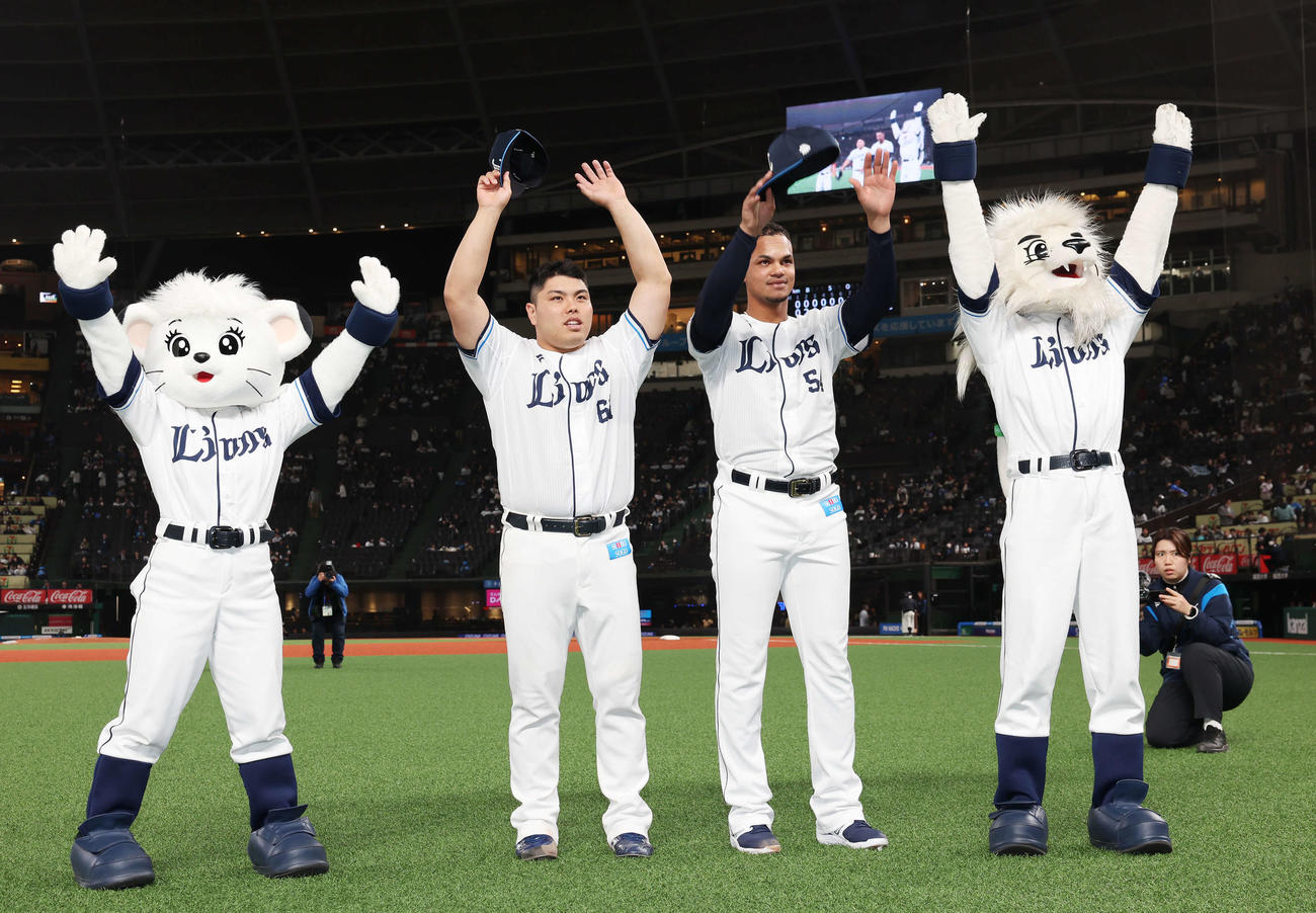 西武対オリックス　オリックスに勝利し、万歳する左から西武ライナ、平良、アブレイユ、レオ（撮影・宮地輝）