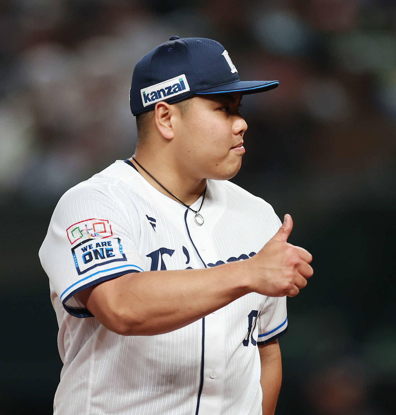 西武対オリックス　4回表を無失点に抑え、サムズアップする西武平良（撮影・宮地輝）