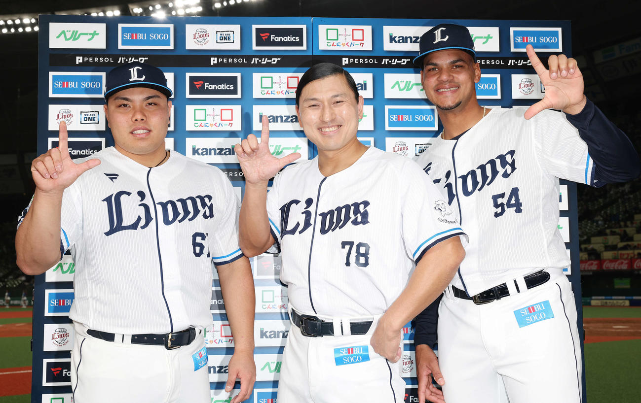 西武対オリックス　オリックスに勝利し、オードリー春日俊彰（中央）と笑顔でLポーズをする平良（左）とアブレイユ（撮影・宮地輝）
