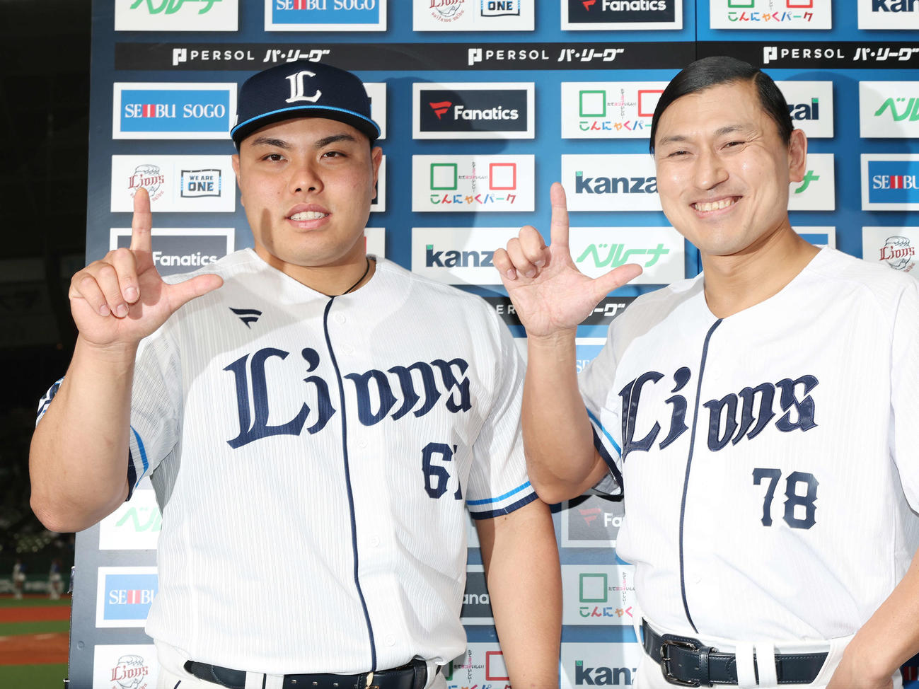 西武対オリックス　オリックスに勝利し、オードリー春日俊彰（右）と笑顔でLポーズをする西武平良（撮影・宮地輝）