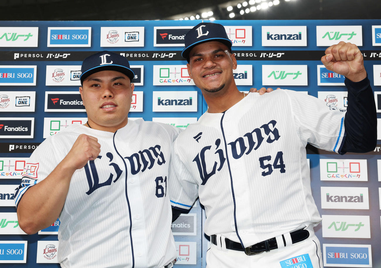 西武対オリックス　オリックスに勝利し、笑顔でガッツポーズする西武平良（左）とアブレイユ（撮影・宮地輝）