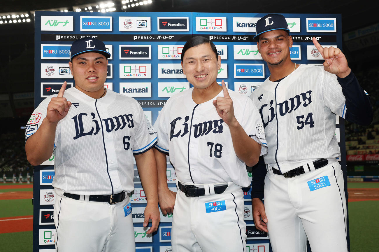 西武対オリックス　オリックスに勝利し、オードリー春日俊彰（中央）と笑顔で「トゥース」をする西武平良（左）とアブレイユ（撮影・宮地輝）