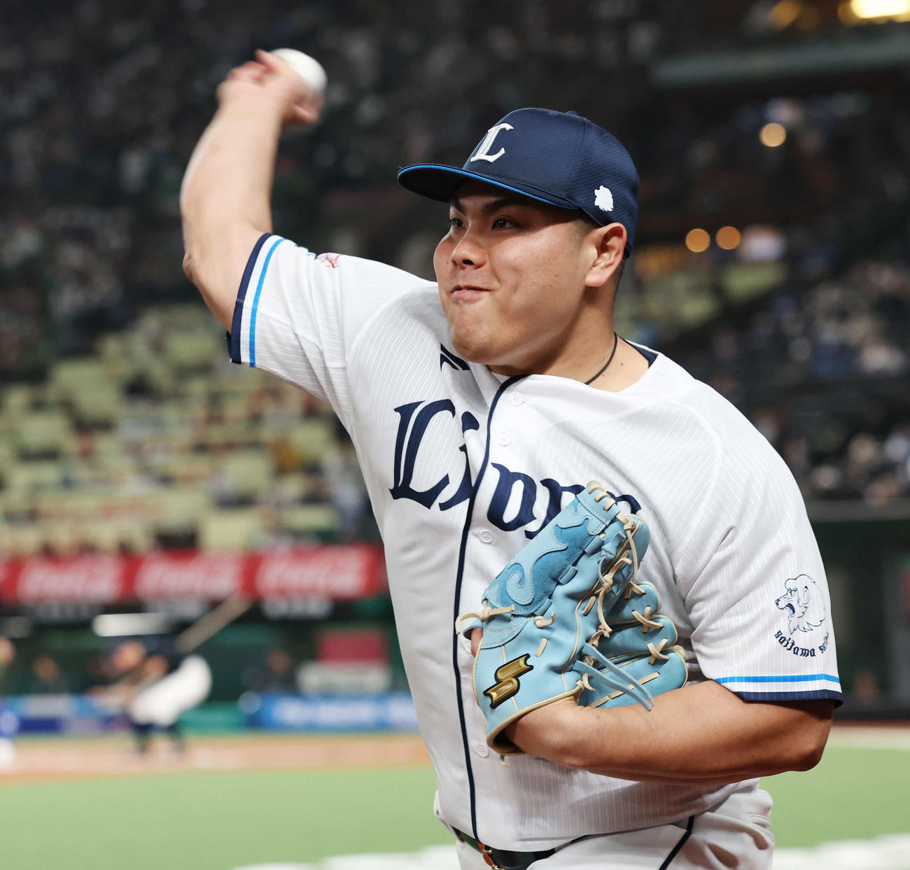 西武対オリックス　イニング間に投球する西武平良（撮影・宮地輝）