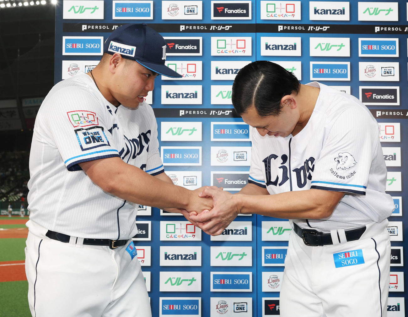 西武対オリックス　オリックスに勝利し、オードリー春日俊彰（右）と握手する西武平良（撮影・宮地輝）