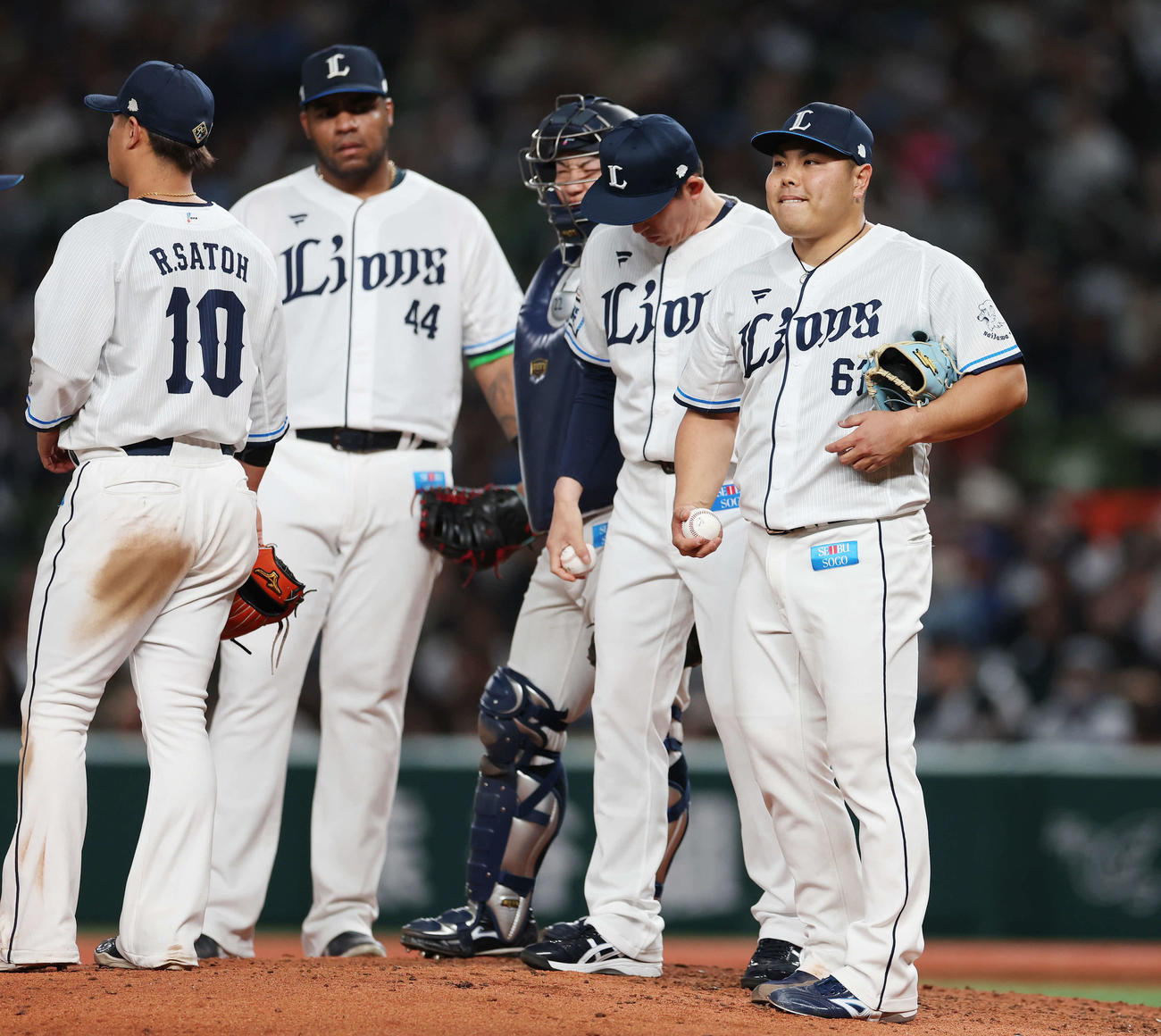 西武対オリックス　6回表オリックス2死二塁、途中降板となり、悔しい表情を見せる平良（右端）（撮影・宮地輝）