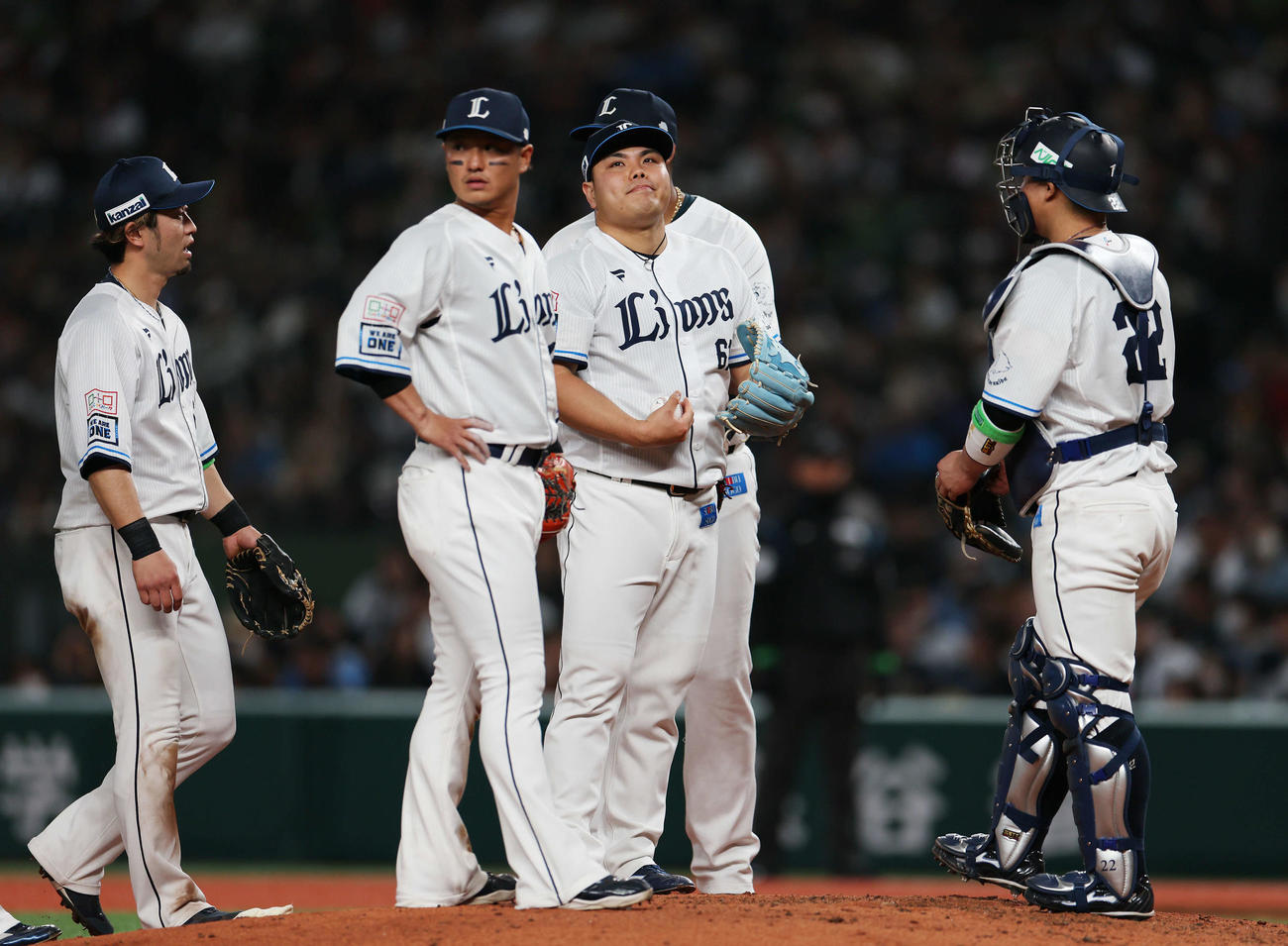 西武対オリックス　6回表オリックス2死二塁、途中降板となり、悔しい表情を見せる平良（右から2人目）（撮影・宮地輝）