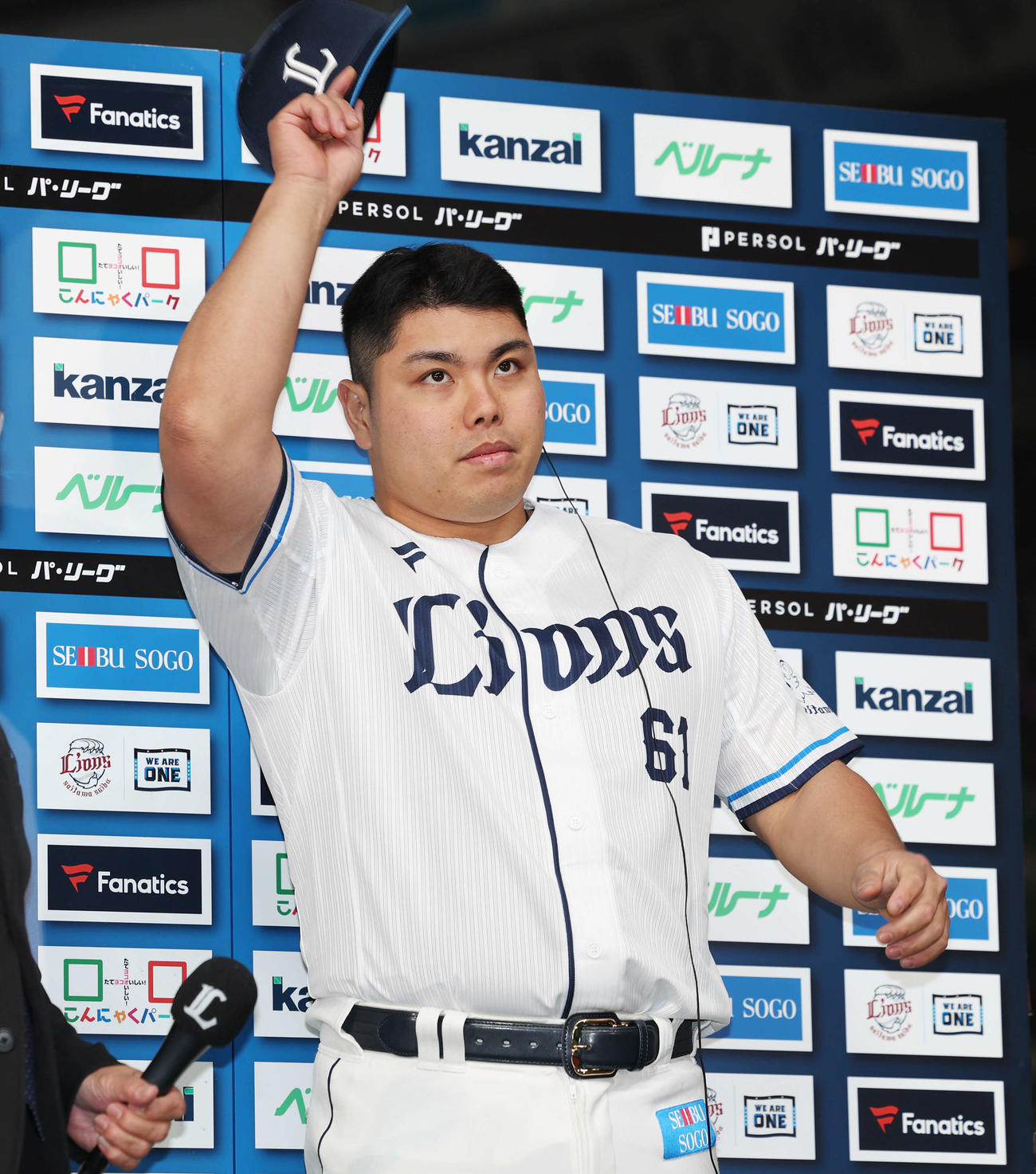西武対オリックス　オリックスに勝利し、あいさつする西武平良（撮影・宮地輝）