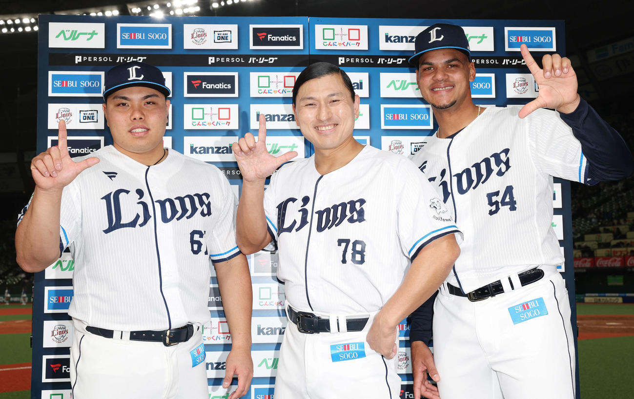 西武対オリックス　オリックスに勝利し、オードリー春日俊彰（中央）と笑顔でLポーズをする西武平良（左）とアブレイユ（撮影・宮地輝）