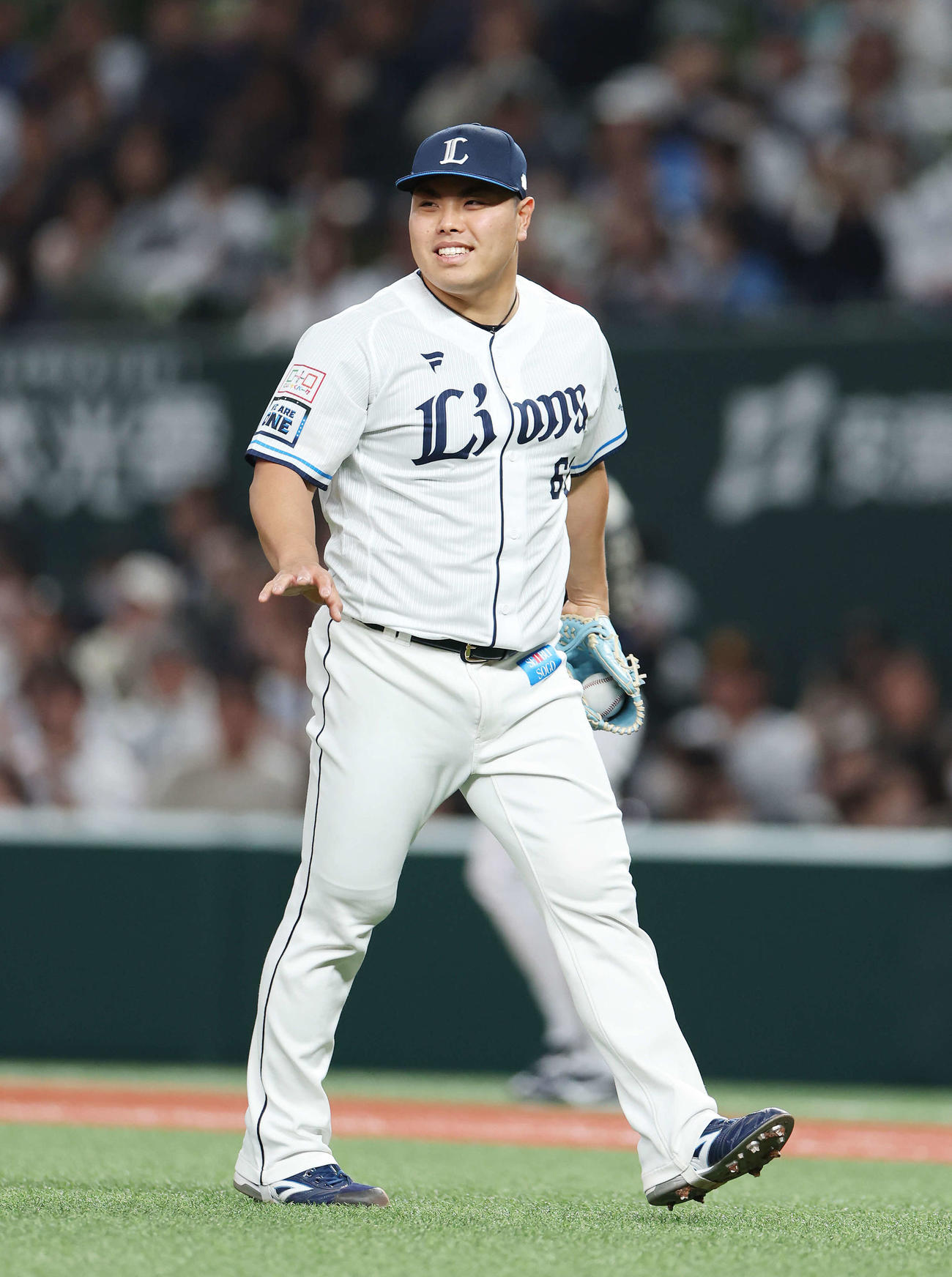 西武対オリックス　1回表オリックス2死二塁、森を投飛にし、安堵（あんど）を浮かべる平良（撮影・宮地輝）