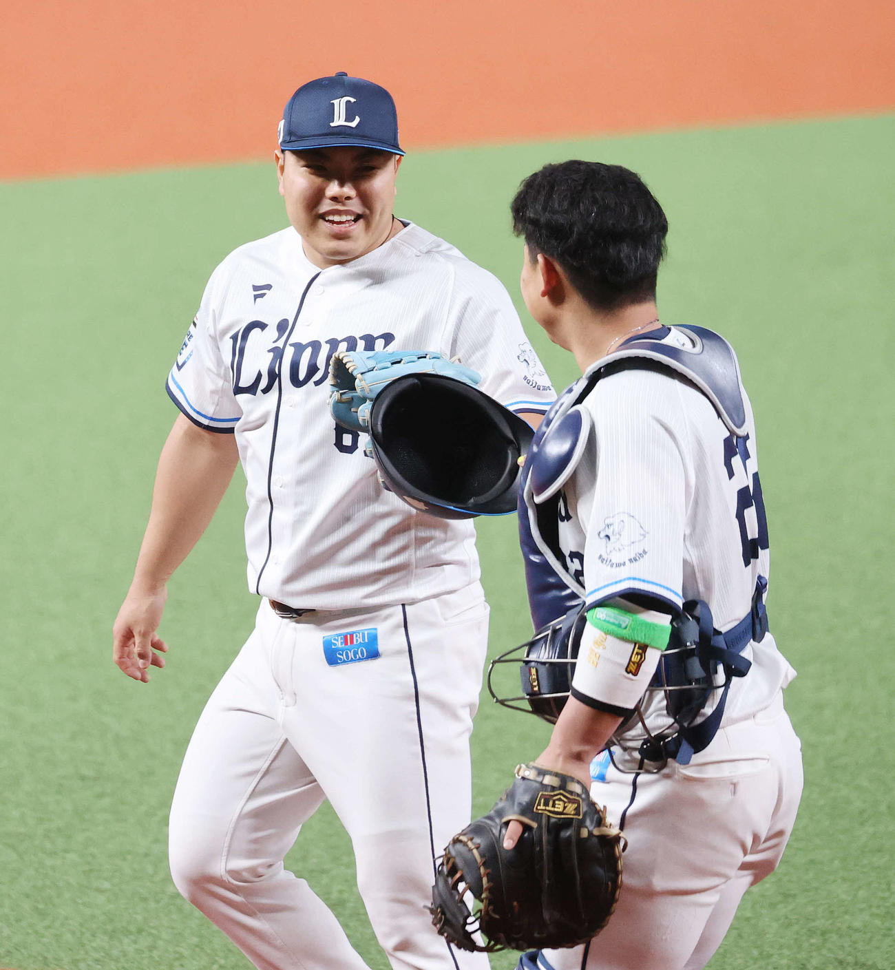 西武対オリックス　1回表を無失点で終え、古賀（手前）に笑顔を見せる平良（撮影・河野匠）