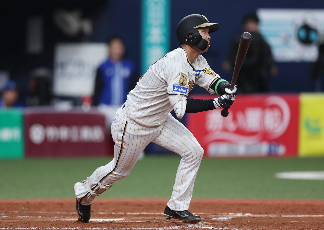 阪神対DeNA 3回裏阪神1死、右前打を放つ代打島田（撮影・前田充）