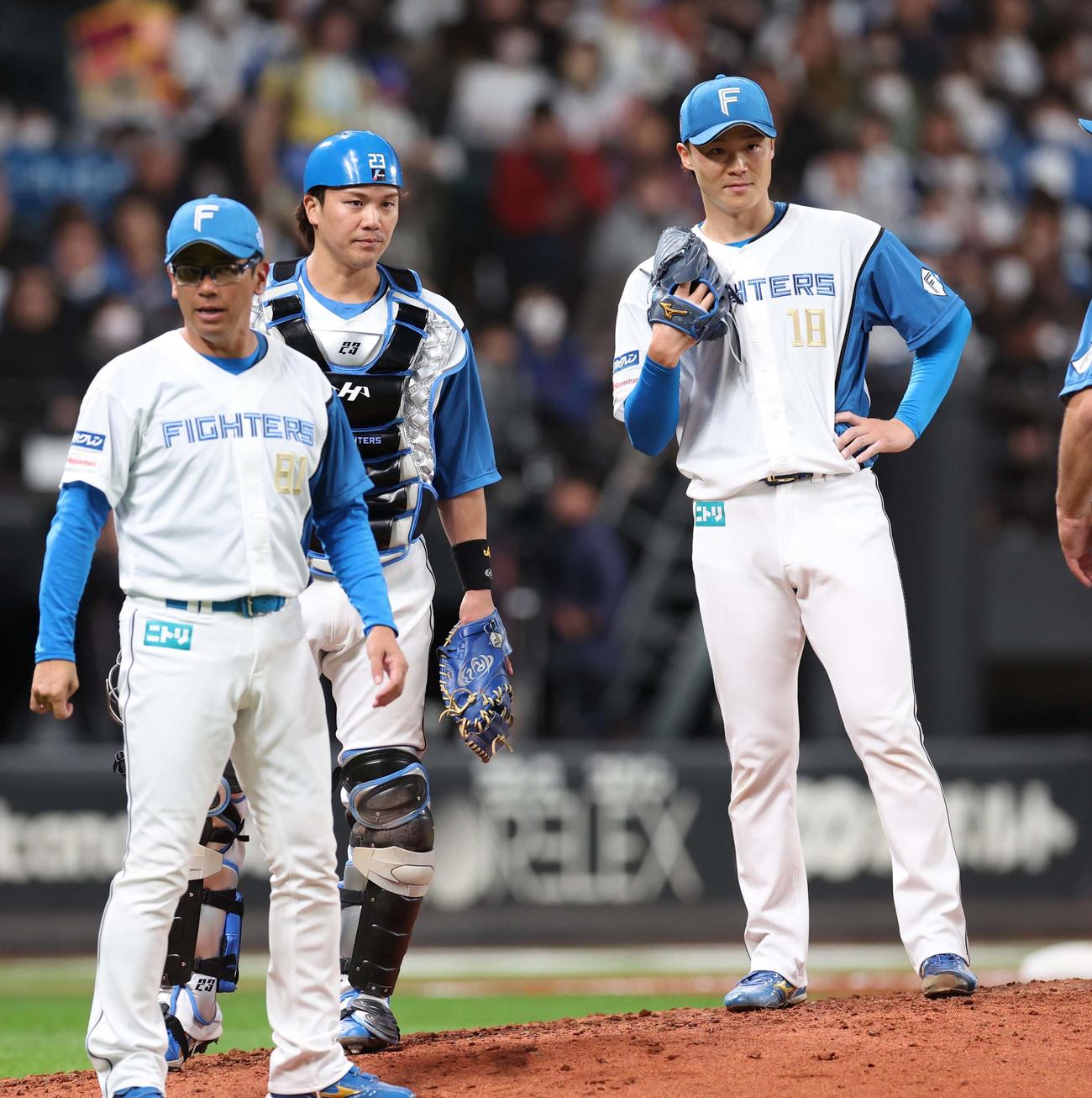 日本ハム対楽天　7回のピンチでマウンドに集まる伏見（左から2人目）と山崎（撮影・黒川智章）