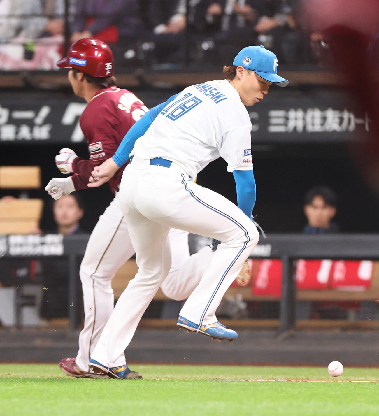 日本ハム対楽天　7回表楽天無死、島内の走塁を妨害する山崎（撮影・佐藤翔太）