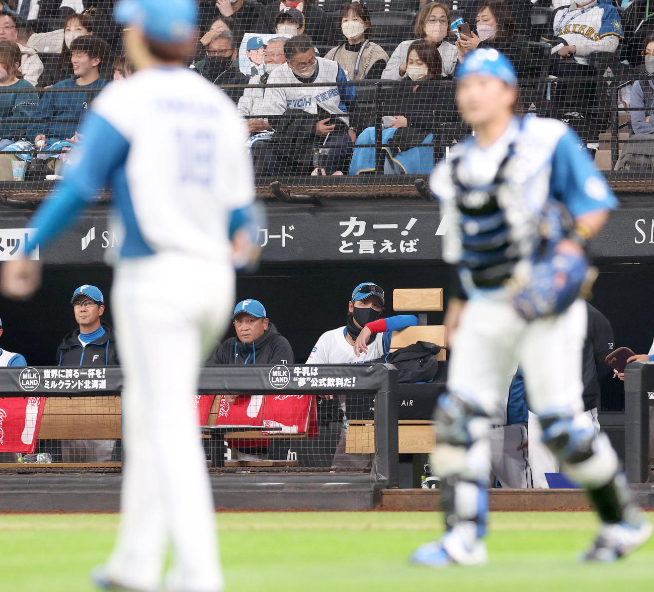 日本ハム対楽天　7回表楽天無死一、三塁、辰己に右前適時打を浴びた山崎と伏見のバッテリーを見つめる新庄監督（中央）（撮影・佐藤翔太）