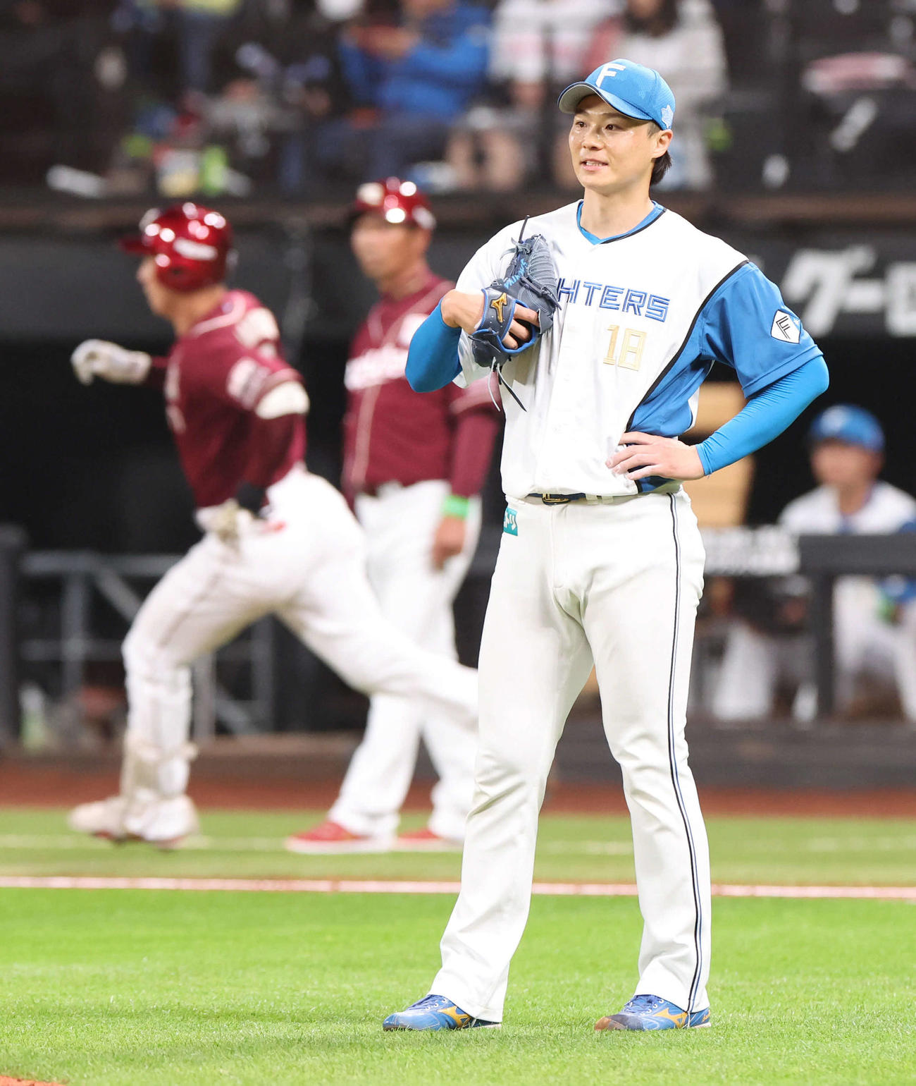 日本ハム対楽天　5回表楽天2死二塁、村林に左越え2点本塁打を許す山崎（撮影・佐藤翔太）