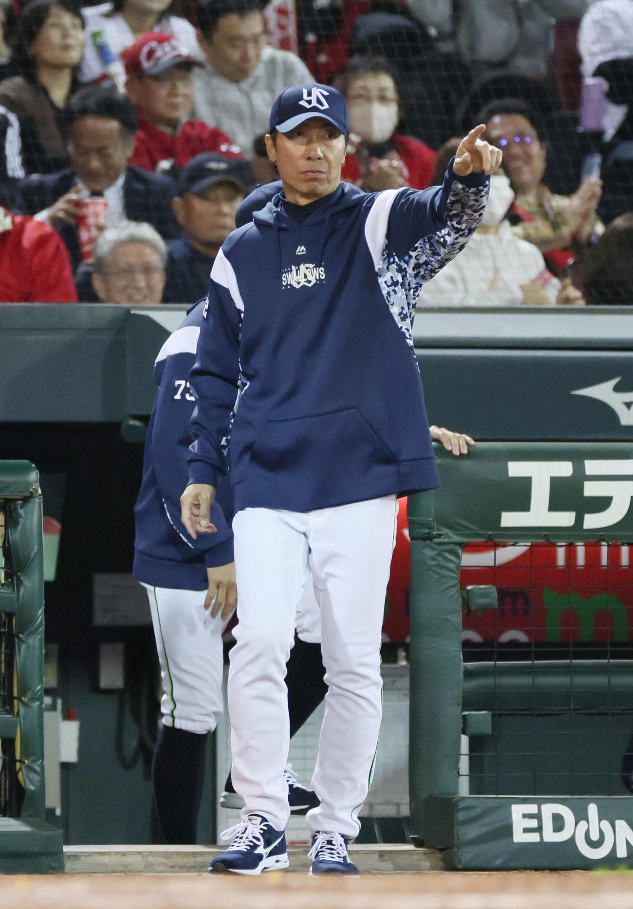 広島対ヤクルト　8回表終了時、交代を告げる高津監督（撮影・加藤孝規）