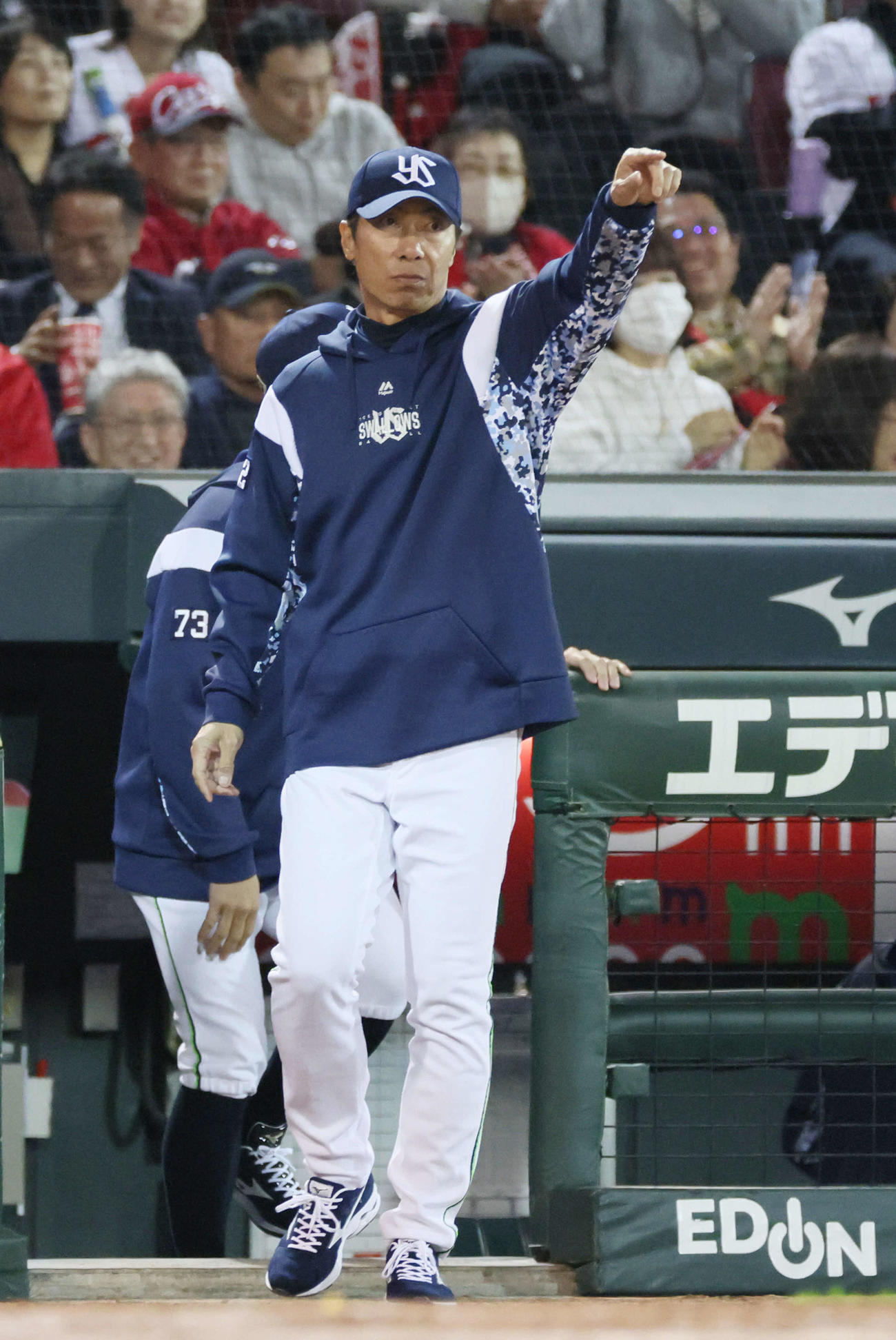 広島対ヤクルト　8回表終了時、交代を告げる高津監督（撮影・加藤孝規）