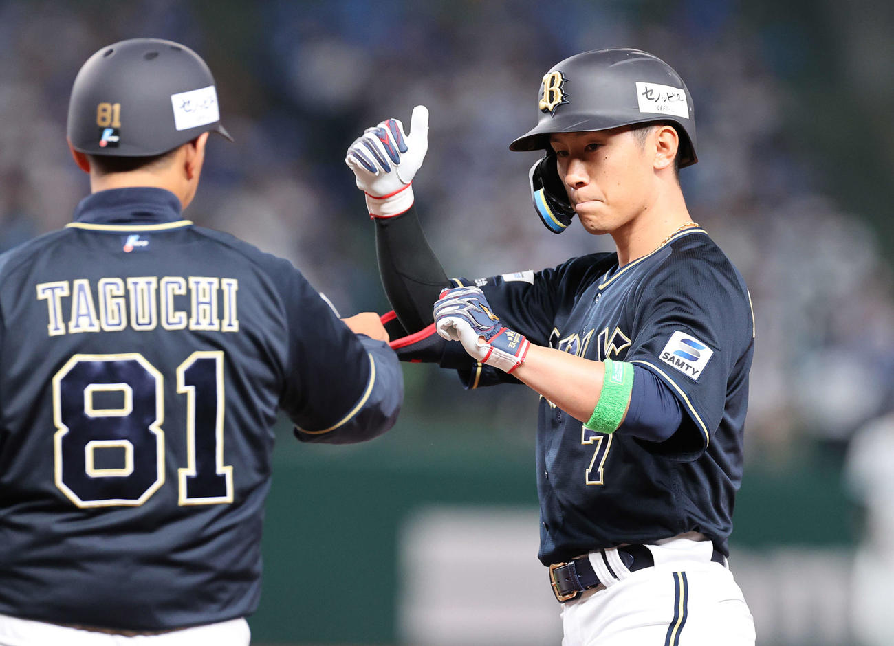 西武対オリックス　7回表オリックス無死一、二塁、左前に適時打を放ちサムアップを見せる西川（撮影・河野匠）